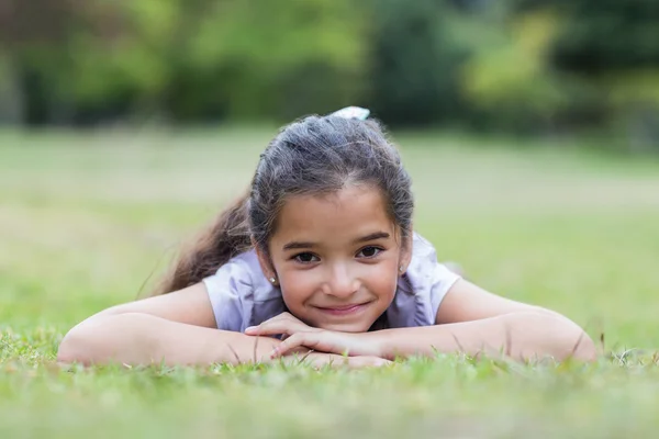 Ragazzina sorridente alla telecamera — Foto Stock