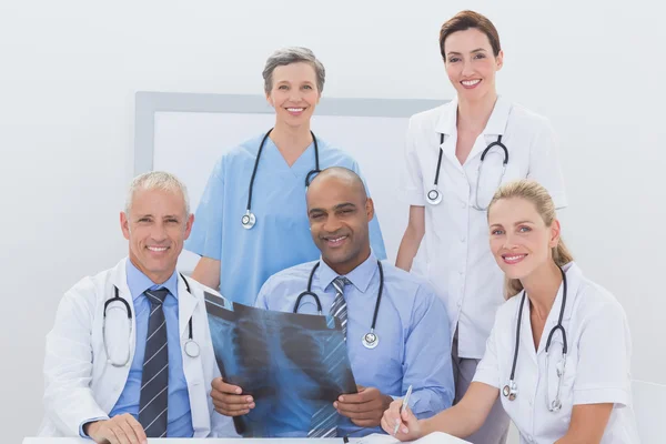 Equipe de médicos analisando xray — Fotografia de Stock