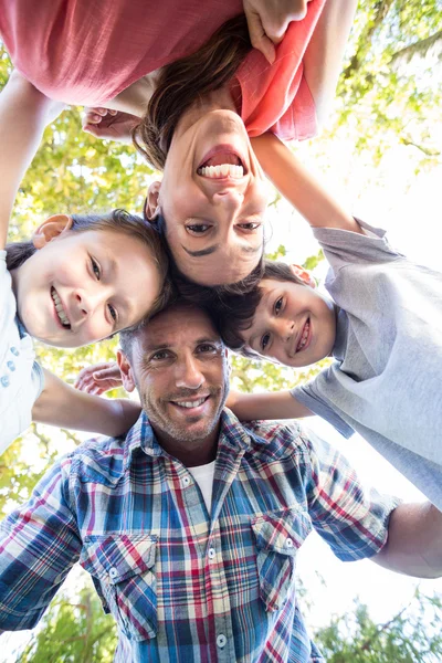 Famiglia in parco insieme nella giornata di sole — Foto Stock