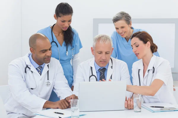 Ομάδα ιατρών που εργάζονται στο lap-top — Φωτογραφία Αρχείου