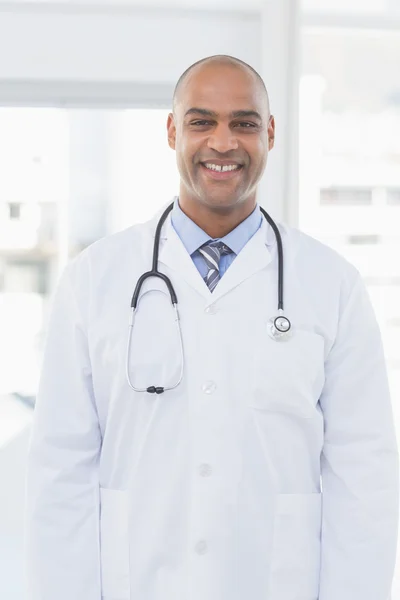 Médico sonriendo en el consultorio médico — Foto de Stock