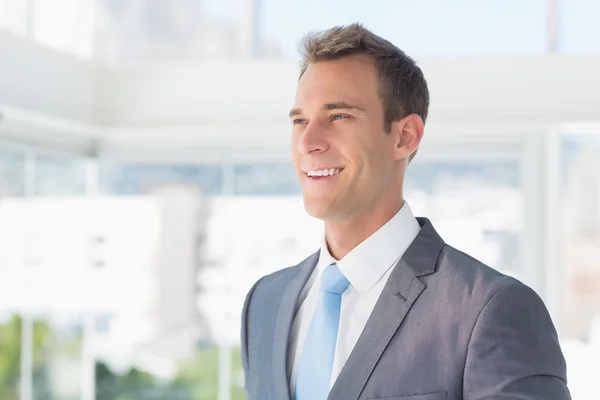 Homme d'affaires souriant détournant les yeux — Photo