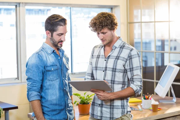 Business team looking at clipboard — Stock Photo, Image