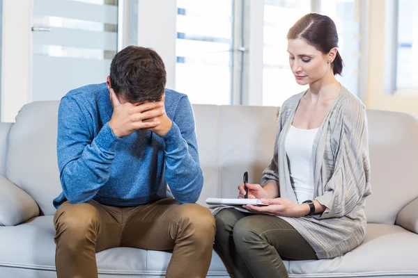 Psychologist talking with depressed man — Stock Photo, Image