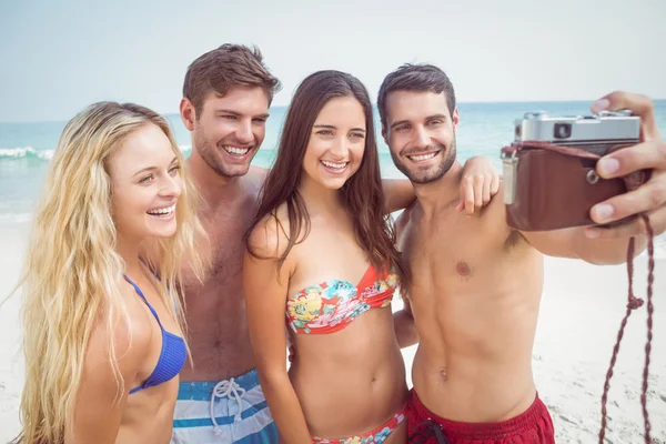 Amigos tomando selfie en la playa —  Fotos de Stock