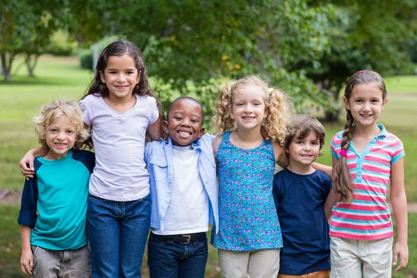 Glückliches Kind im Park zusammen — Stockfoto