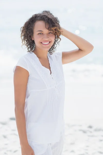 Donna sorridente alla spiaggia — Foto Stock