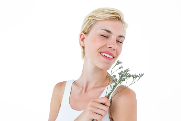 सुनहरे बालों वाली महिला फूलों की गंध — स्टॉक फ़ोटो, इमेज
