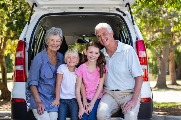 Morföräldrar kommer på road trip med barnbarn — Stockfoto