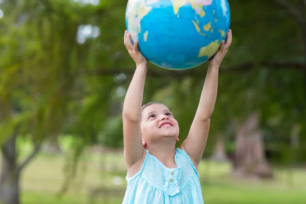 Menina segurando um globo — Fotografia de Stock