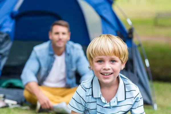 Far och son har kul i parken — Stockfoto