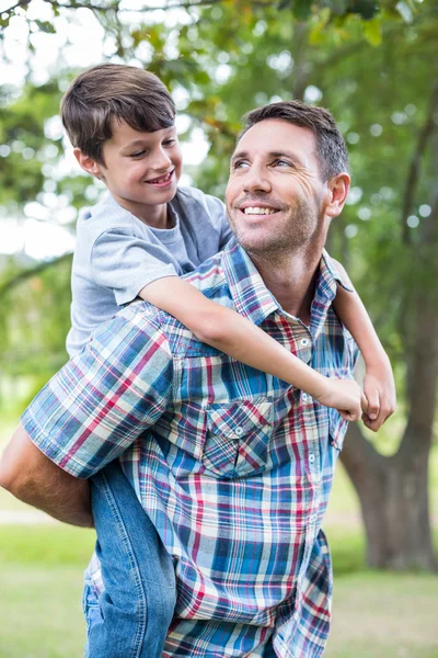 Padre e figlio si divertono nel parco — Foto Stock