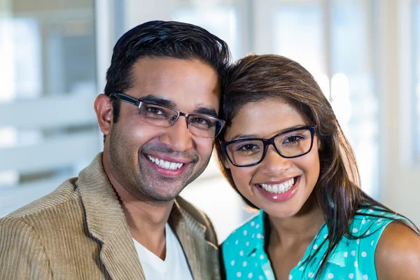 Retrato de parceiros sorridentes posando juntos — Fotografia de Stock