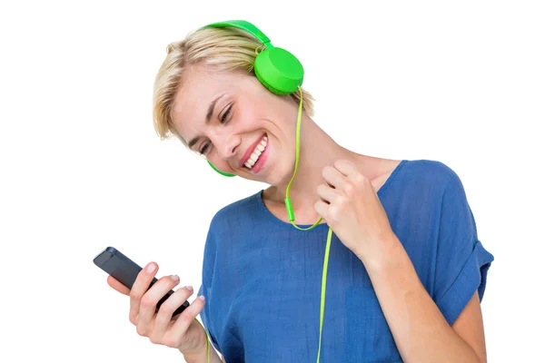 Blonde vrouw luisteren muziek met telefoon — Stockfoto