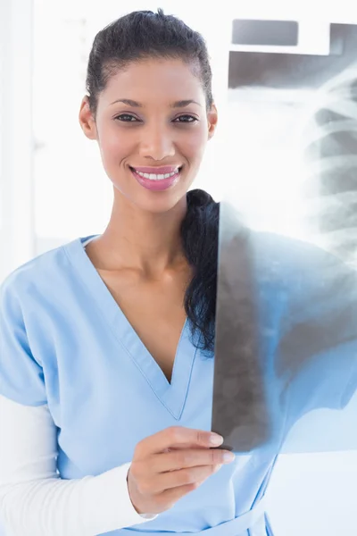 Lächelnder Arzt analysiert Röntgenbild — Stockfoto