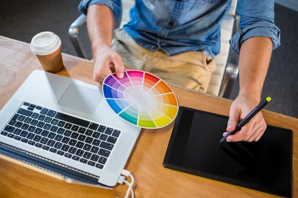 Designer trabalhando com roda de cores e digitalizador — Fotografia de Stock