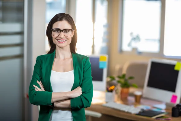 Smiling brunette standing arms crossed — Stock Fotó