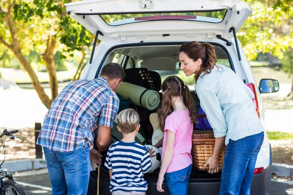 Family getting ready for road trip — Stock Photo, Image