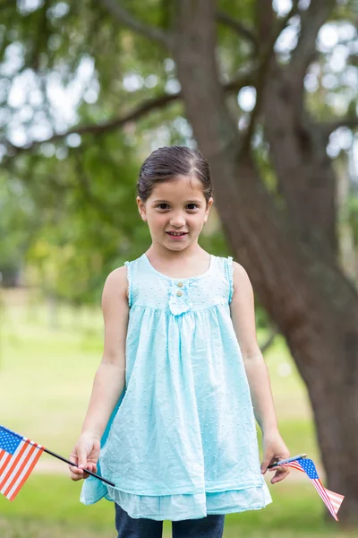 Bambina sventola bandiera americana — Foto Stock