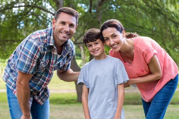 Famille dans le parc ensemble — Photo