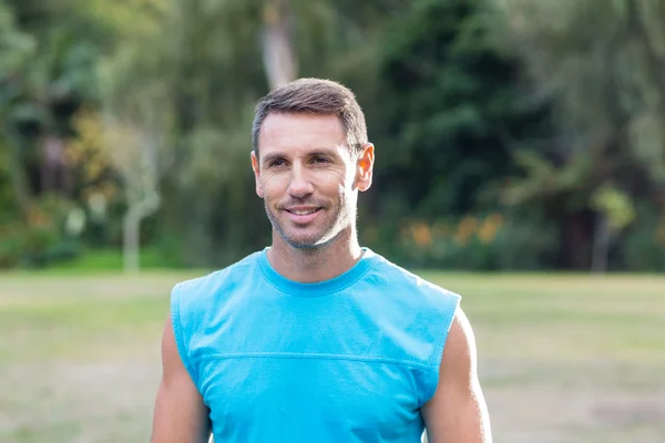 Homme heureux souriant à la caméra — Photo