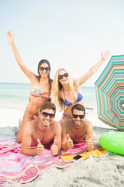 Freunde in Badeanzügen am Strand — Stockfoto