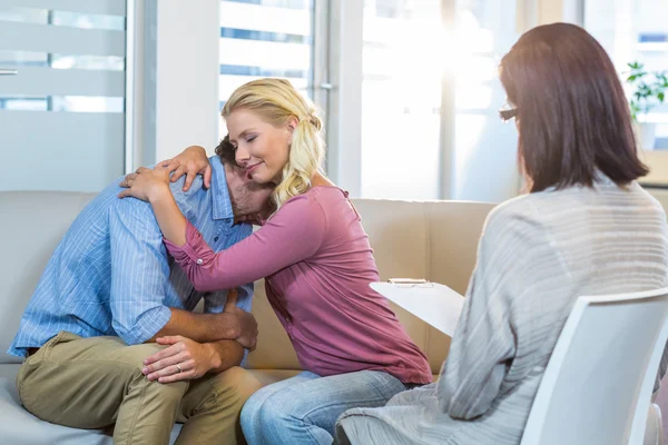 Reconciled couple hugging — Stockfoto