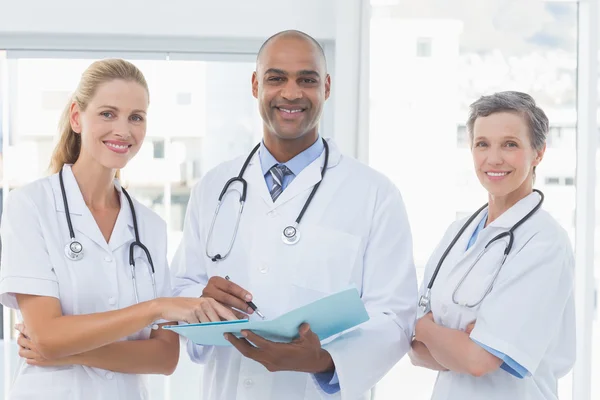 Medici che lavorano insieme sul fascicolo dei pazienti — Foto Stock