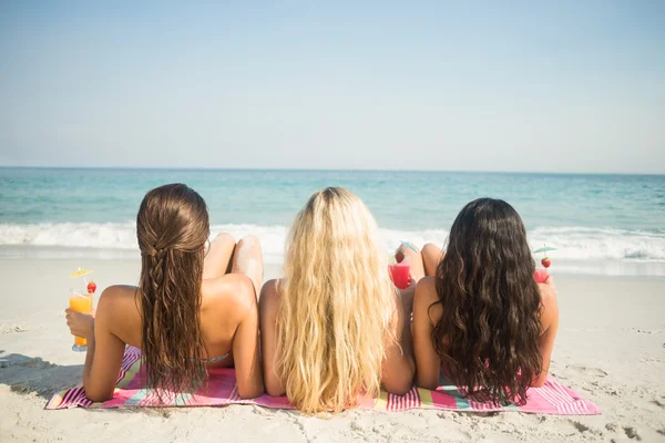 Друзья в купальниках на пляже — стоковое фото
