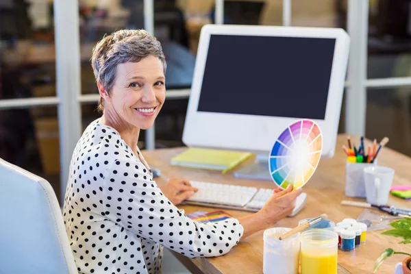 Casual businesswoman working with computer — Stock Photo, Image