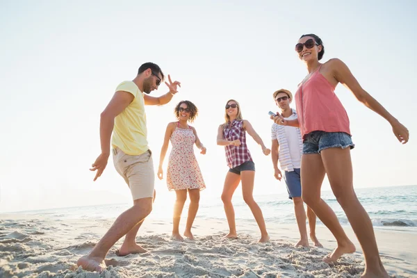 Gruppo di amici si divertono — Foto Stock