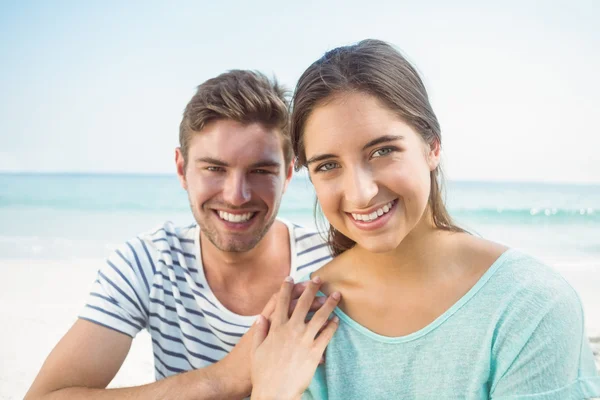 Пара посміхається на пляжі — стокове фото