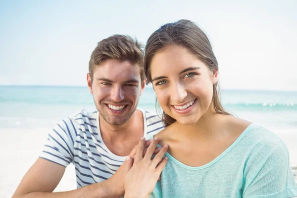 Par leende på stranden — Stockfoto