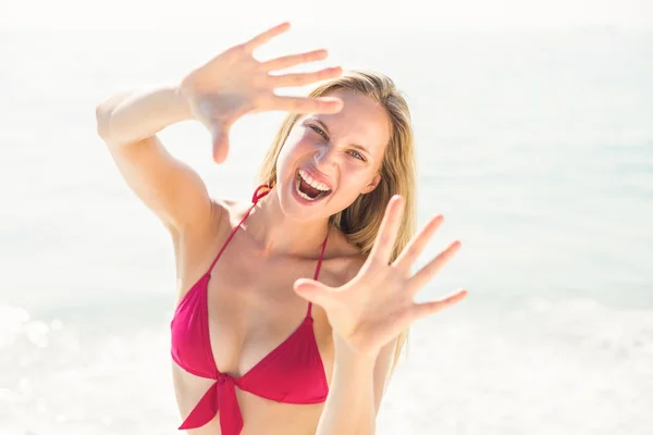 Donna bionda in giornata di sole in spiaggia — Foto Stock