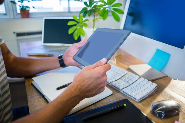 Casual businessman working on tablet — Stock Photo, Image