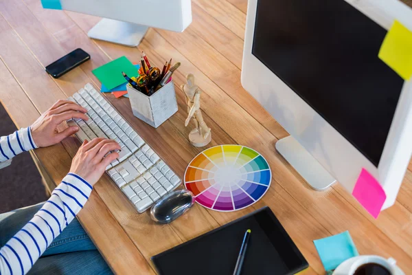 Designer typing on keyboard — Stockfoto