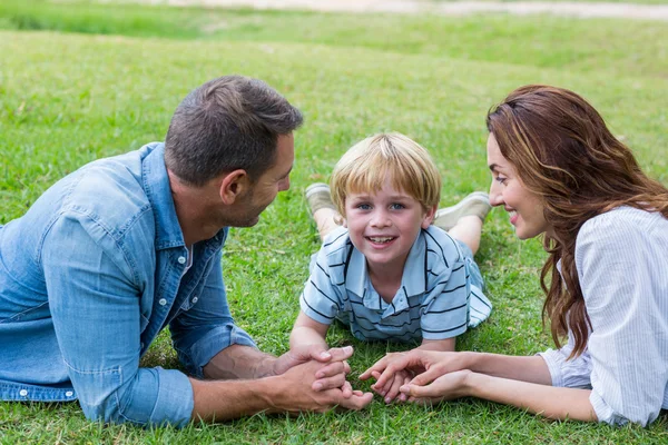 Parkta birlikte mutlu bir aile — Stok fotoğraf