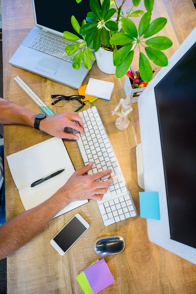 Seorang pria bekerja di mejanya dan mengetik di keyboard — Stok Foto