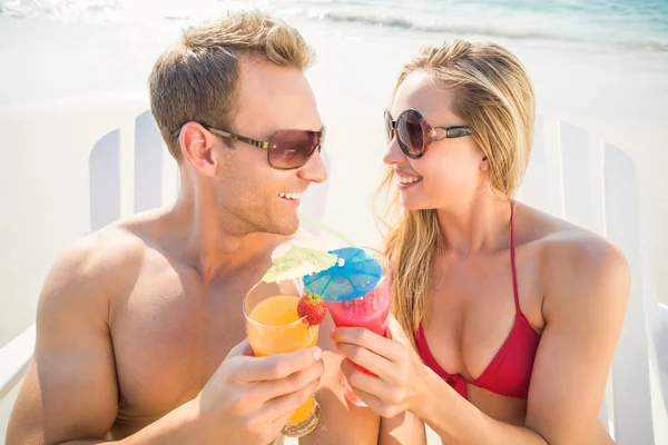 Couple drinking cocktails on beach — Stockfoto