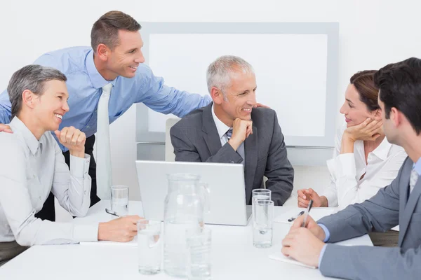 Equipo de negocios trabajando felizmente juntos en el portátil — Foto de Stock