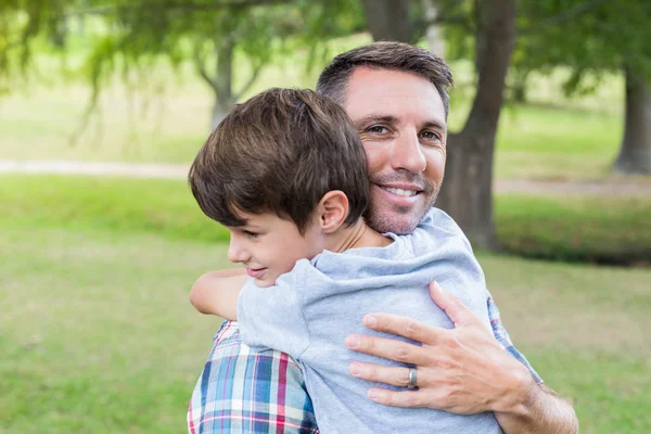 Father and son hugging in park — Stok fotoğraf