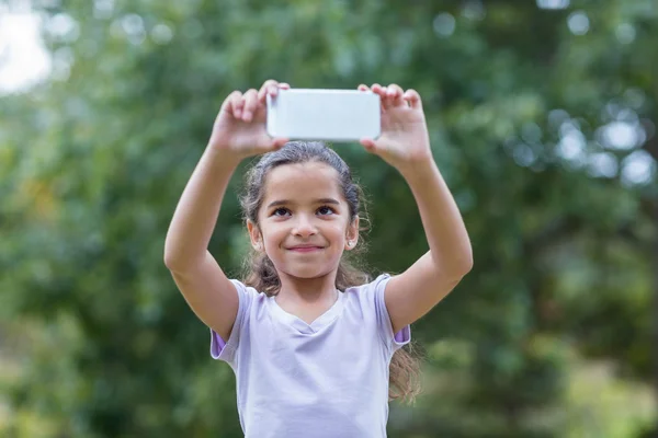 Little girl using her phone — Zdjęcie stockowe