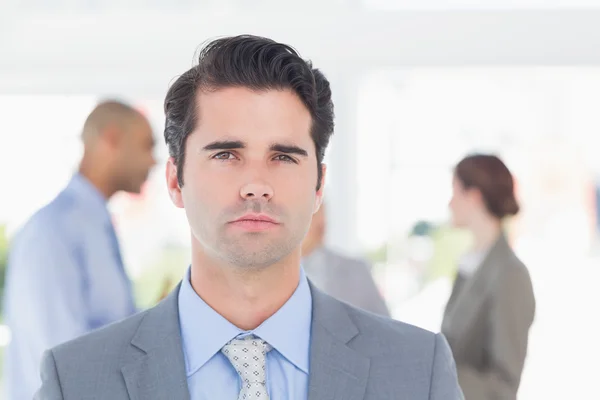 Hombre de negocios serio mirando a la cámara —  Fotos de Stock