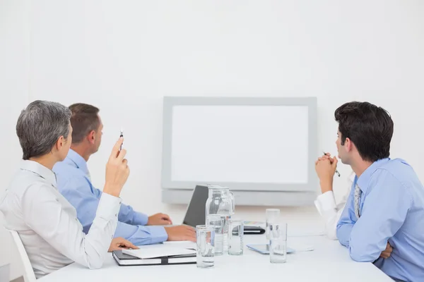 Zakelijke team kijken naar wit scherm — Stockfoto