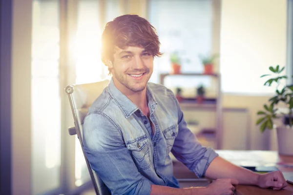 Feliz diseñador sonriendo a la cámara —  Fotos de Stock