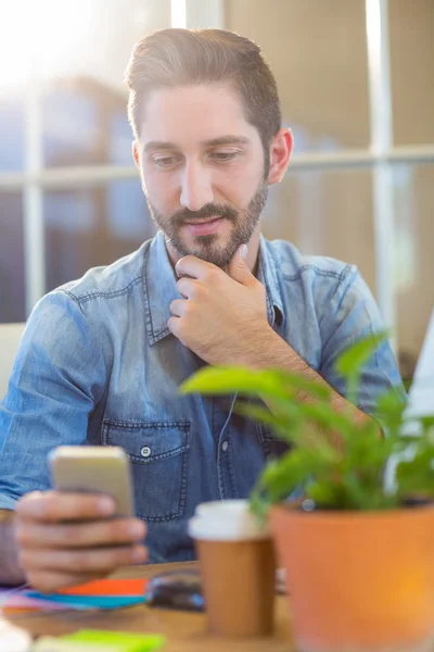 Casual empresário mensagens de texto com seu telefone móvel — Fotografia de Stock