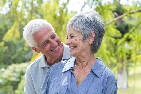 Glückliches altes Paar lächelt — Stockfoto