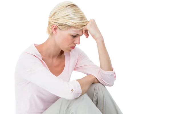 Depressief blonde vrouw zittend op de vloer — Stockfoto