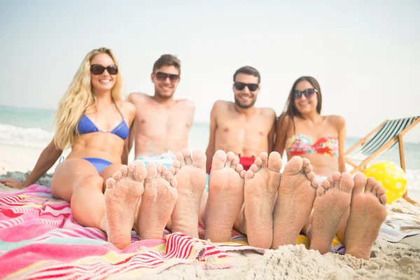 Přátelé v plavkách na pláži — Stock fotografie
