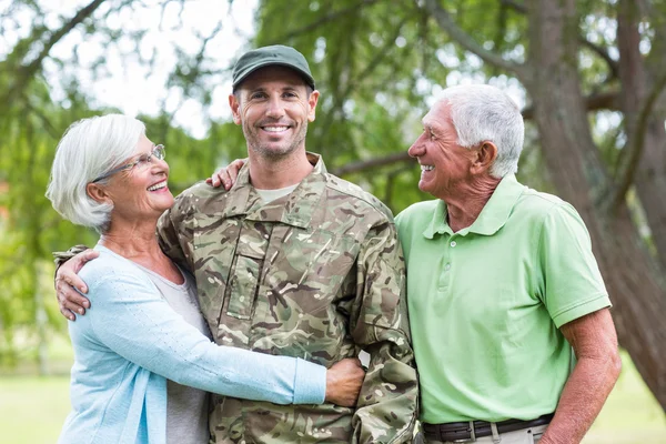 Soldado reunido com seus pais — Fotografia de Stock